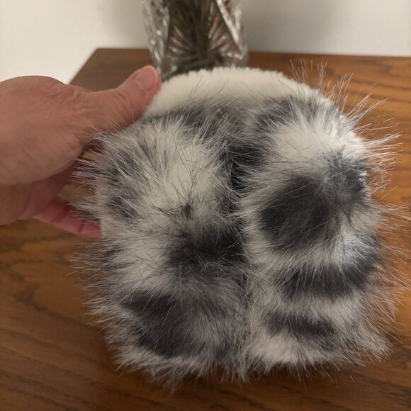 Ear Muffs from ARIA Boutique in Elora...Excellent Quality - Picture 3 of 5